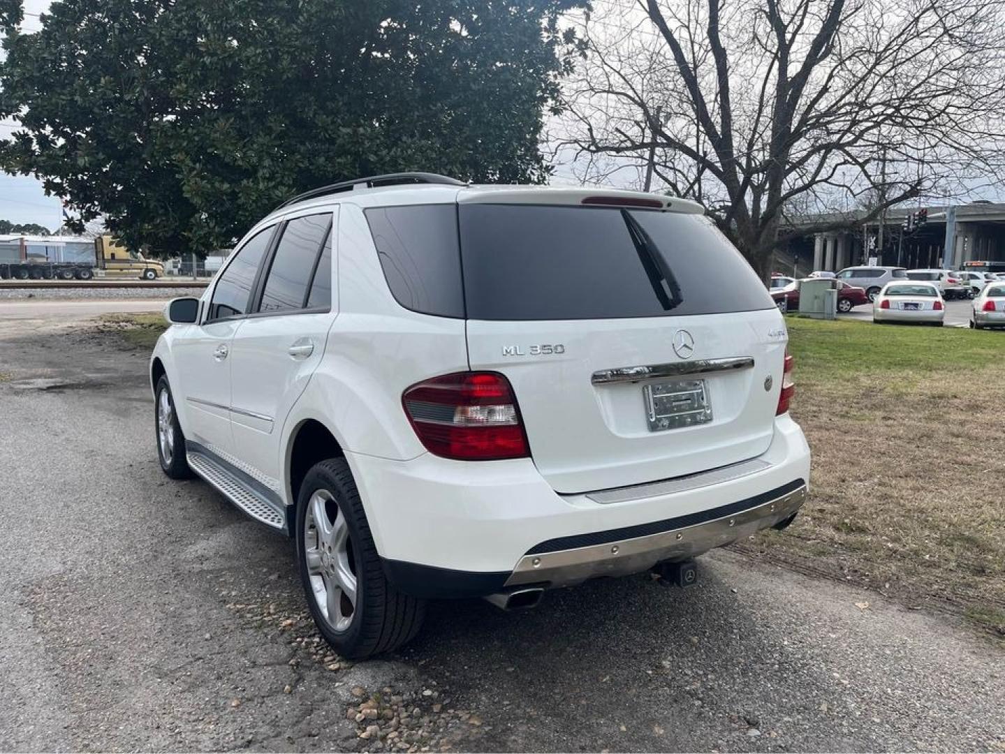 2008 WHITE /Tan Mercedes-Benz M-Class ML350 (4JGBB86E48A) with an 3.5L V6 DOHC 24V engine, 7-Speed Automatic Overdrive transmission, located at 5700 Curlew Drive, Norfolk, VA, 23502, (757) 455-6330, 36.841885, -76.209412 - Photo#4